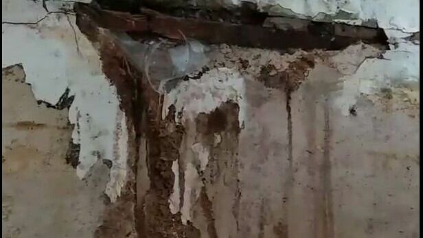«В зале обрушилась стена»: жители села Чур уже год выживают в аварийной квартире