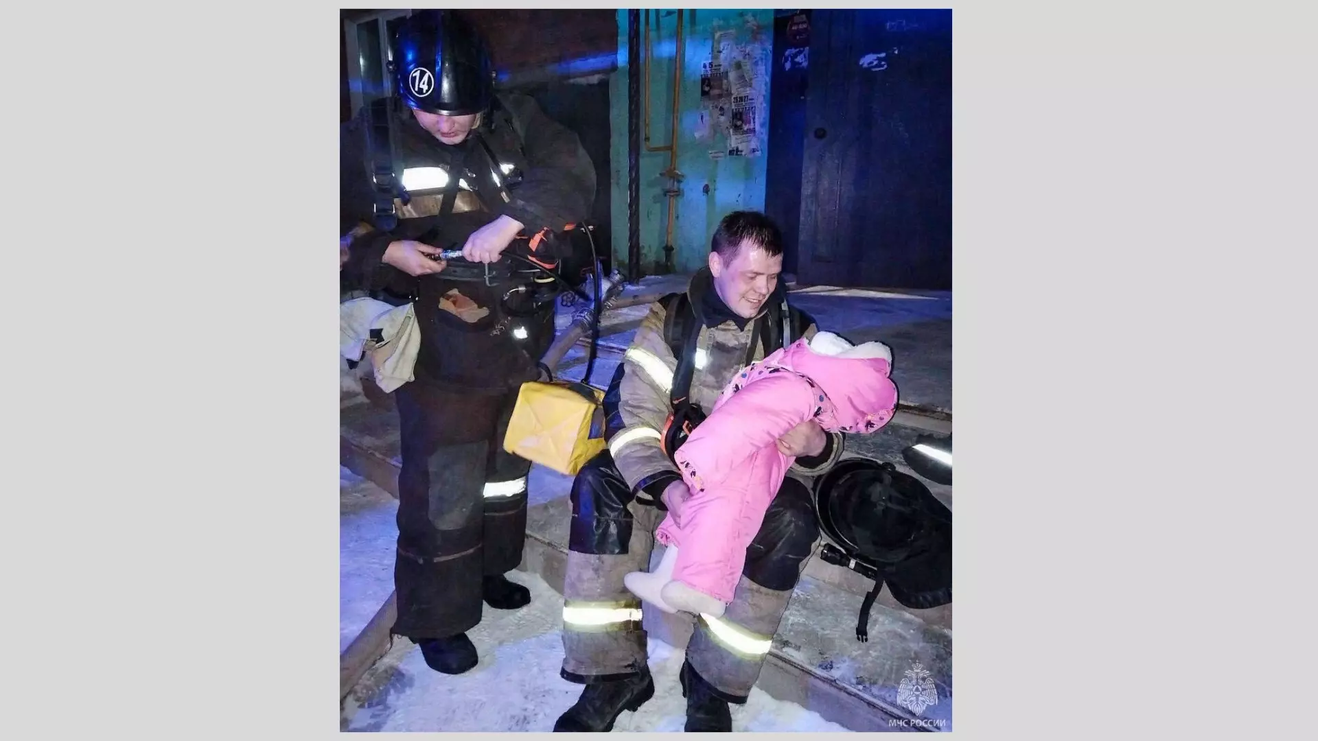 Восемь взрослых и одного младенца эвакуировали из горящего дома в Воткинске