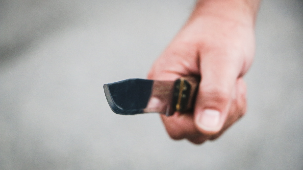 Грабитель с ножом напал на курьера интернет-магазина в Ижевске