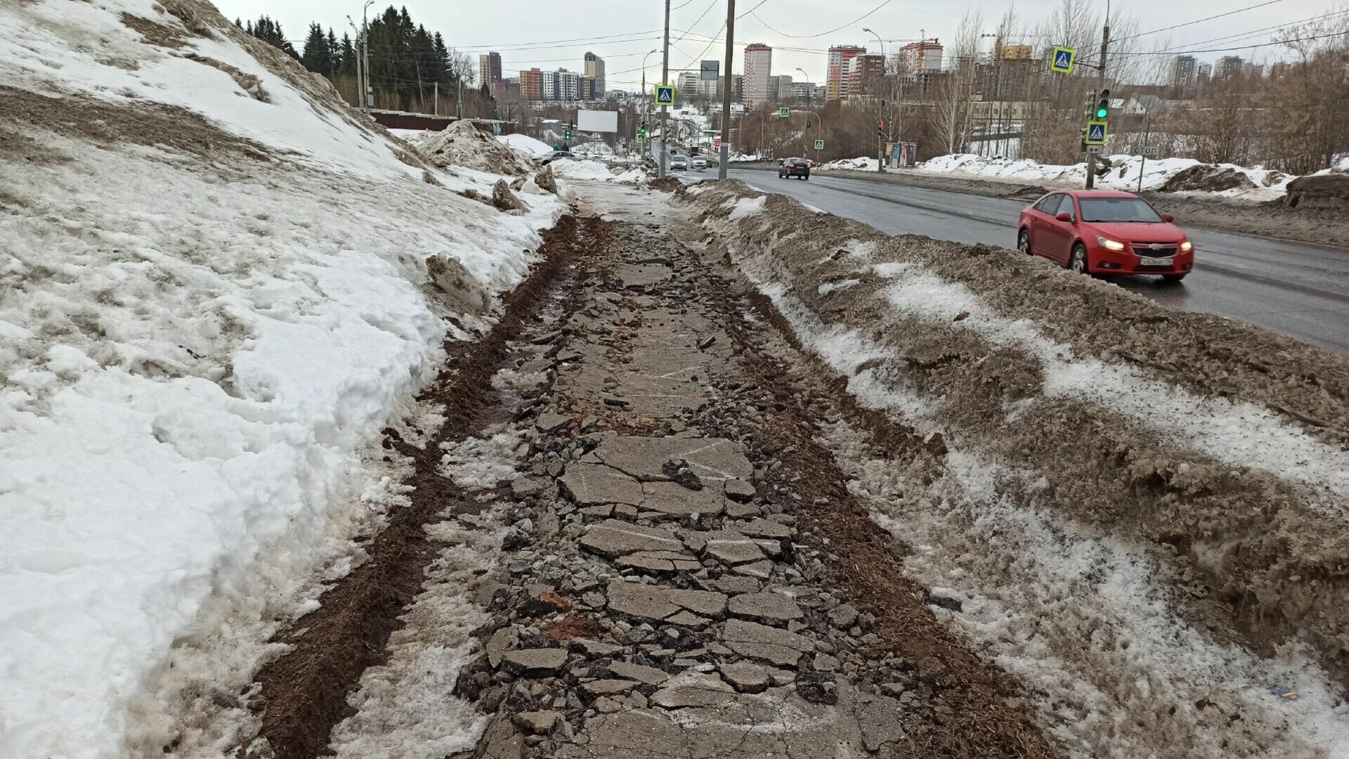 Ижевчане: лучше бы снег убирали, чем тратить бюджетные деньги на ремонт тротуаров