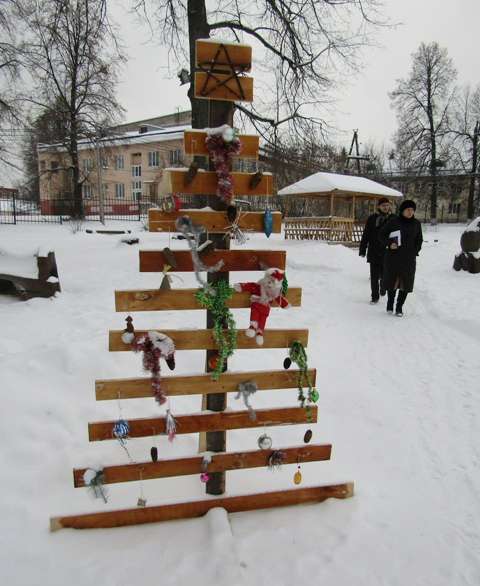 Стилизованная ёлка в парке деревянных скульптур в п. Ува на ул. Калинина