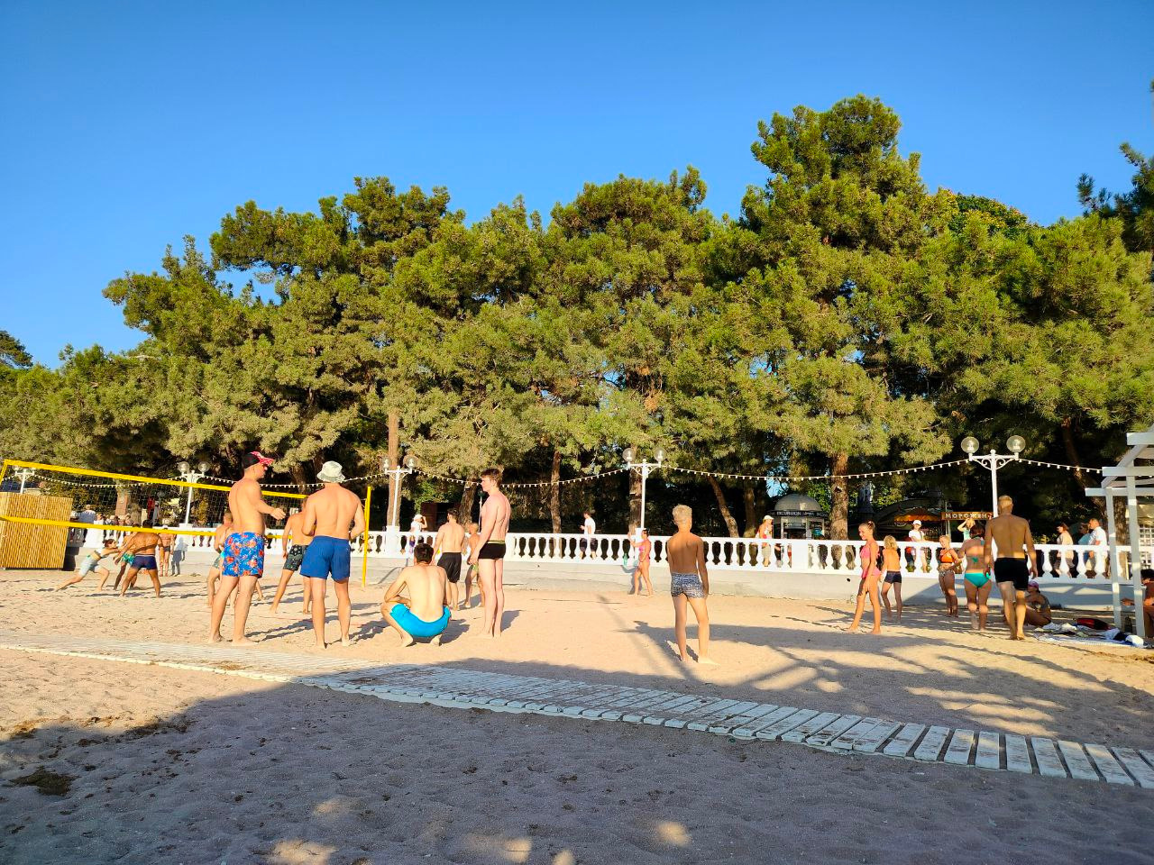 Волейбольная площадка на пляже в Геленджике.