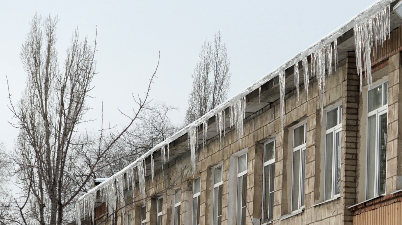 Снег на крышах детсадов Удмуртии угрожает упасть на голову детям