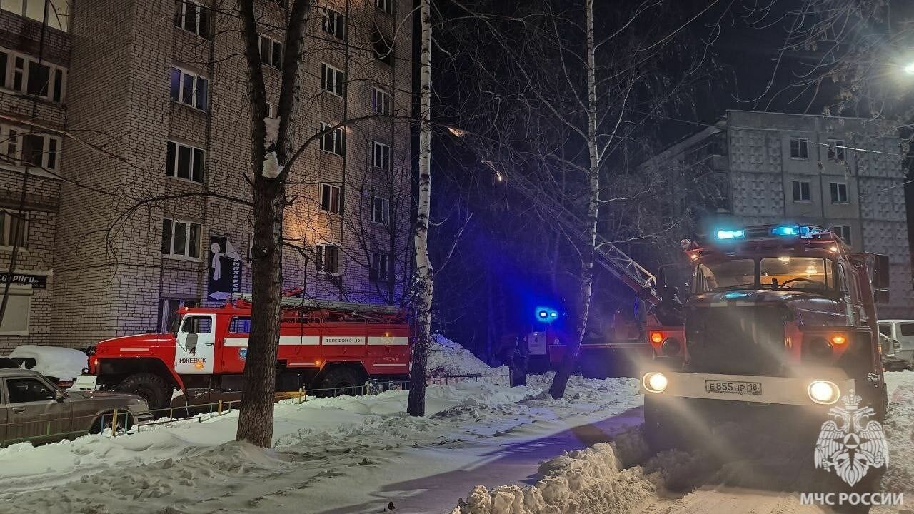 Двоих детей и женщину спасли из горящей квартиры в многоэтажке Ижевска