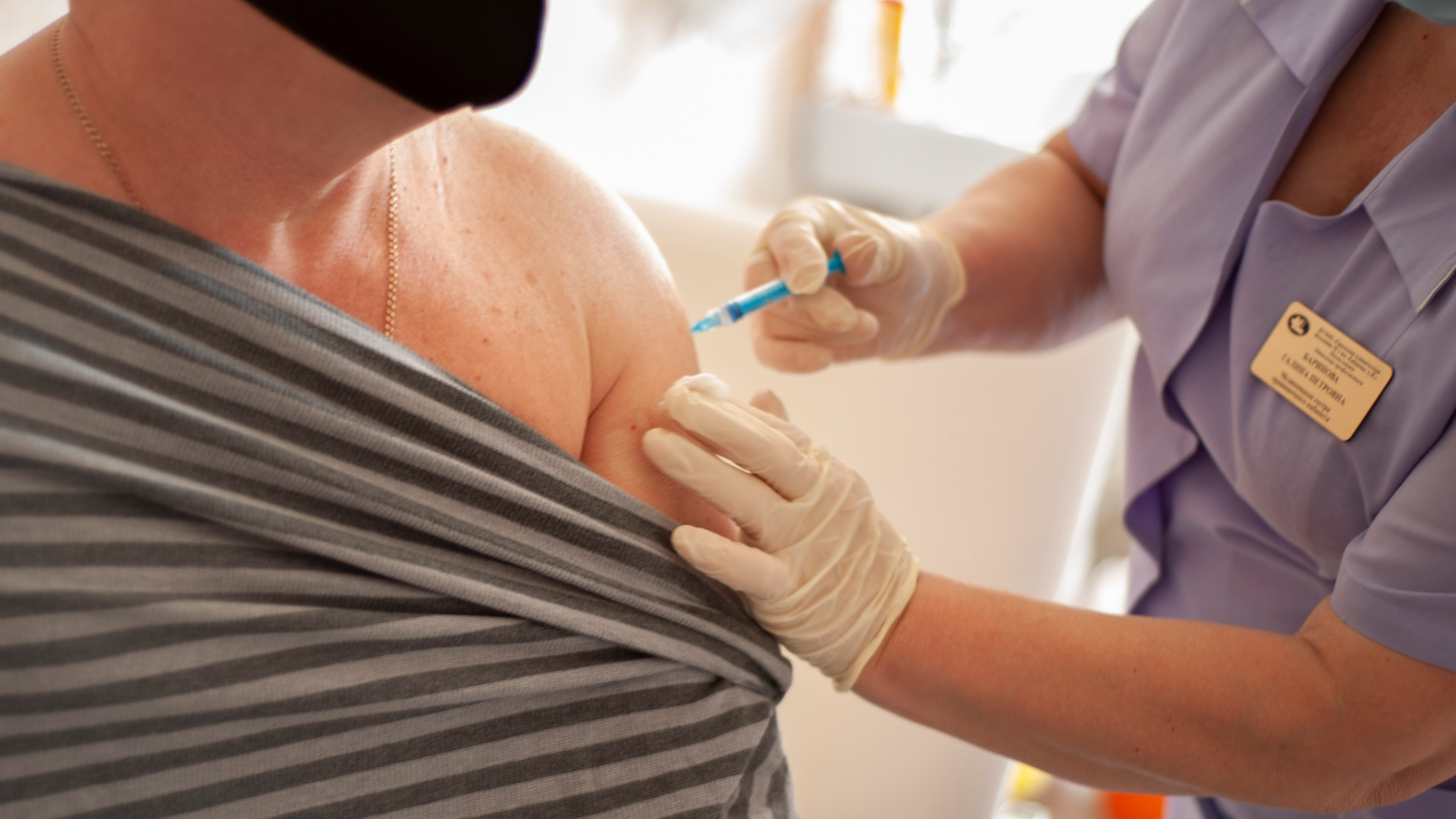 565 ижевчан поставили первую прививку от коронавируса в мобильном медкомплексе
