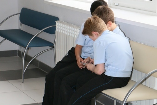 С 1 сентября российским школьникам запретят использовать на уроках телефоны