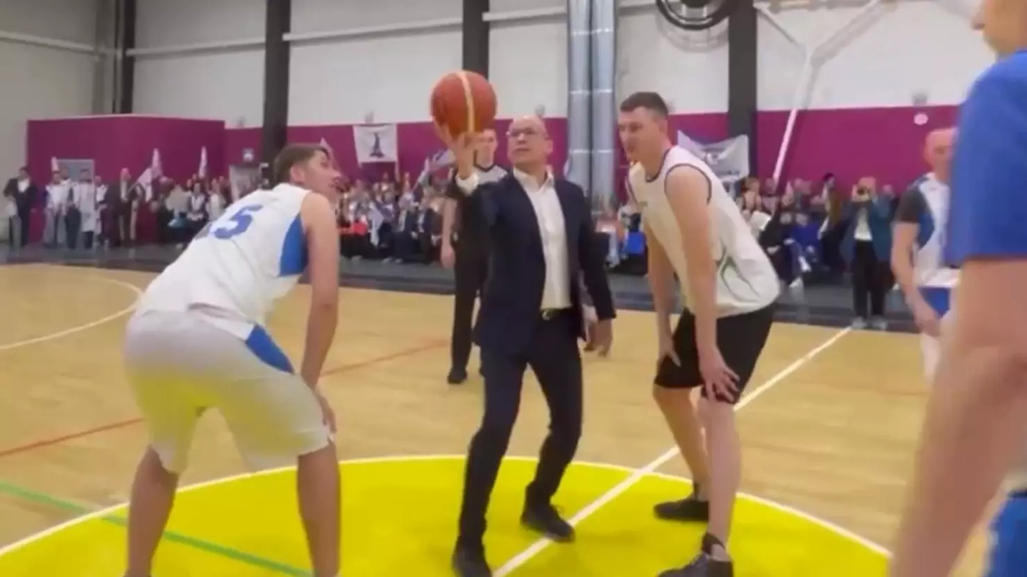 Сборные сарапульских заводов открыли новый спорткомплекс баскетбольным матчем