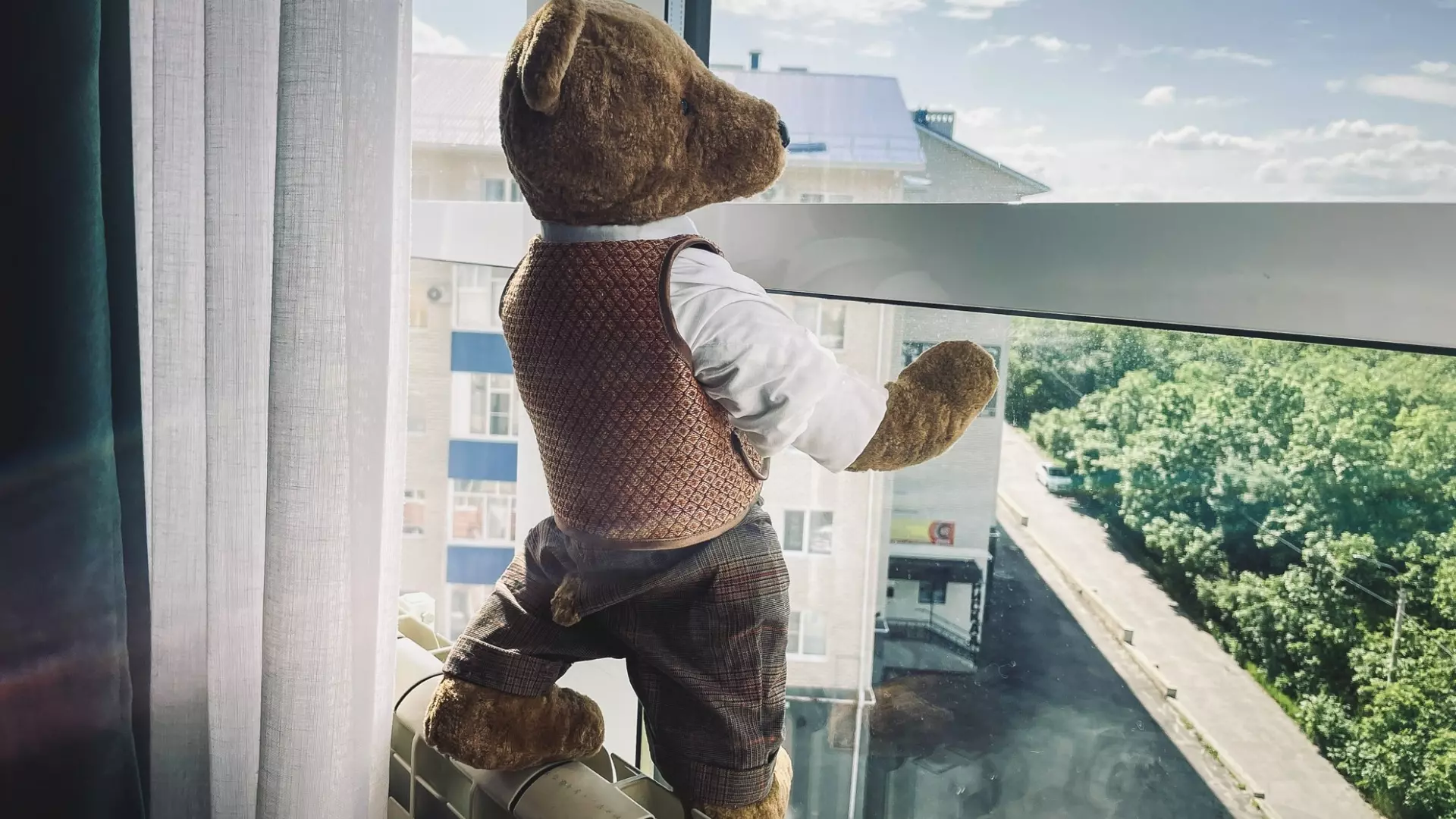 Пятилетний ребенок выпал из окна четвертого этажа в Ижевске