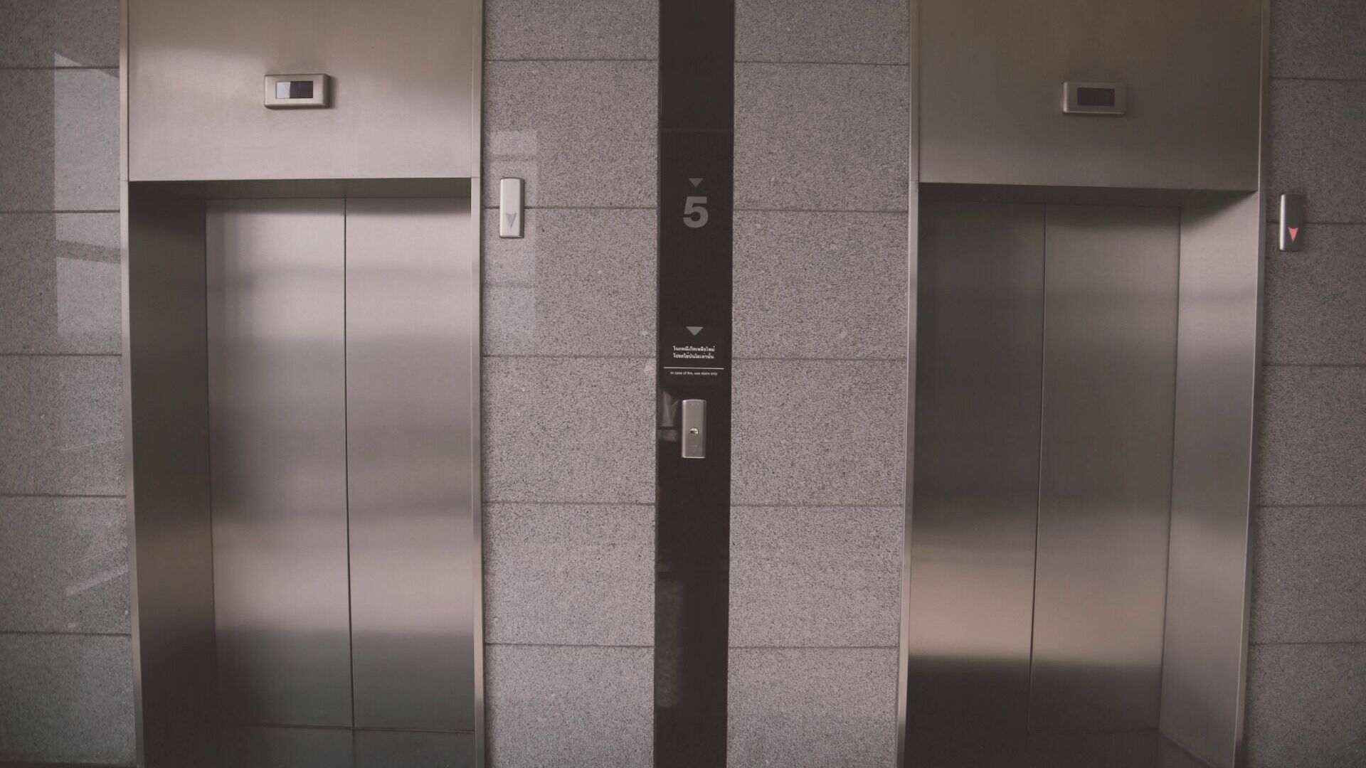 Через 10 лет бесконтрольной эксплуатации лифты вернули в ведение Ростехнадзора