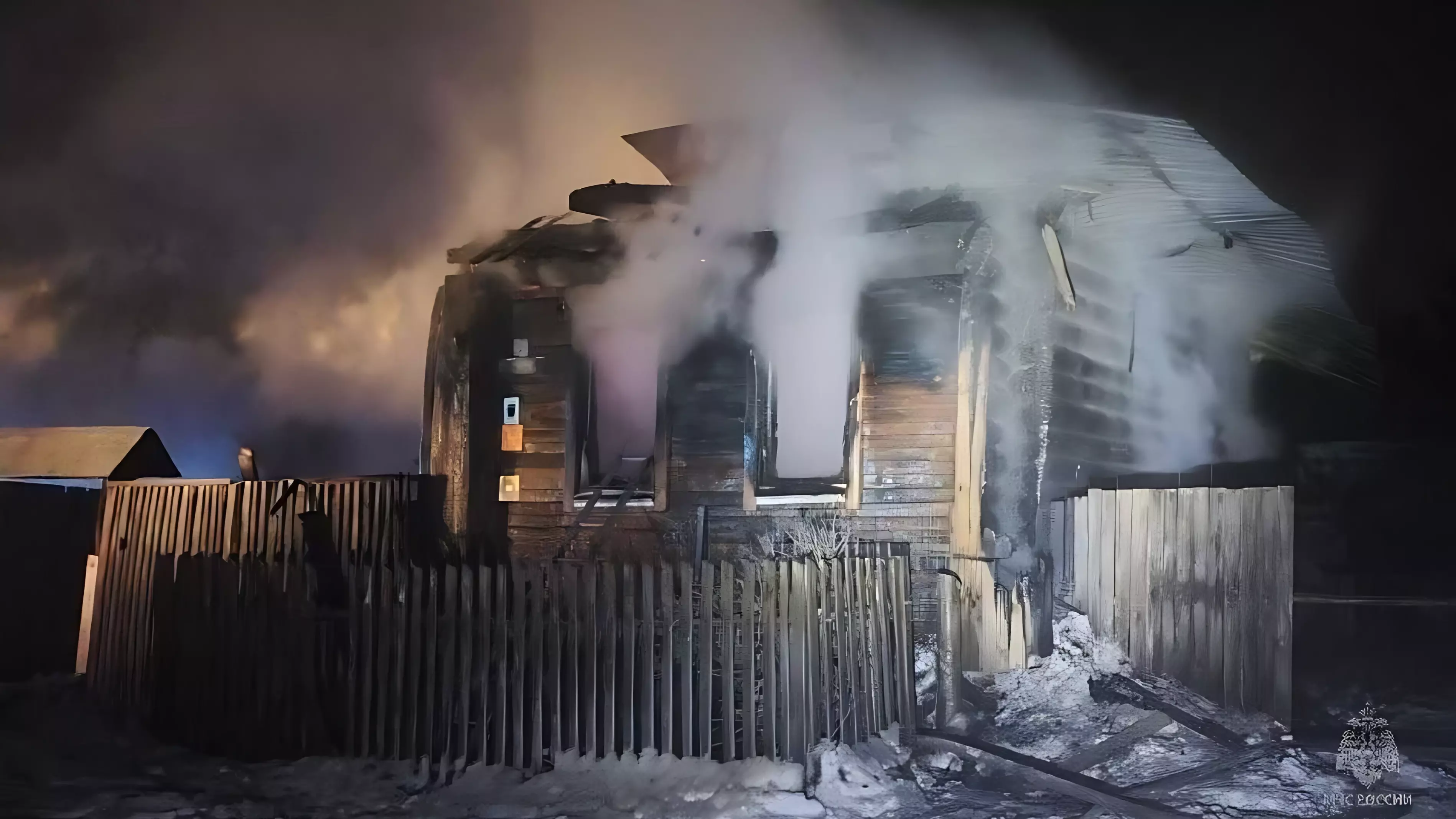 Житель Воткинского района попал в больницу после пожара в жилом доме