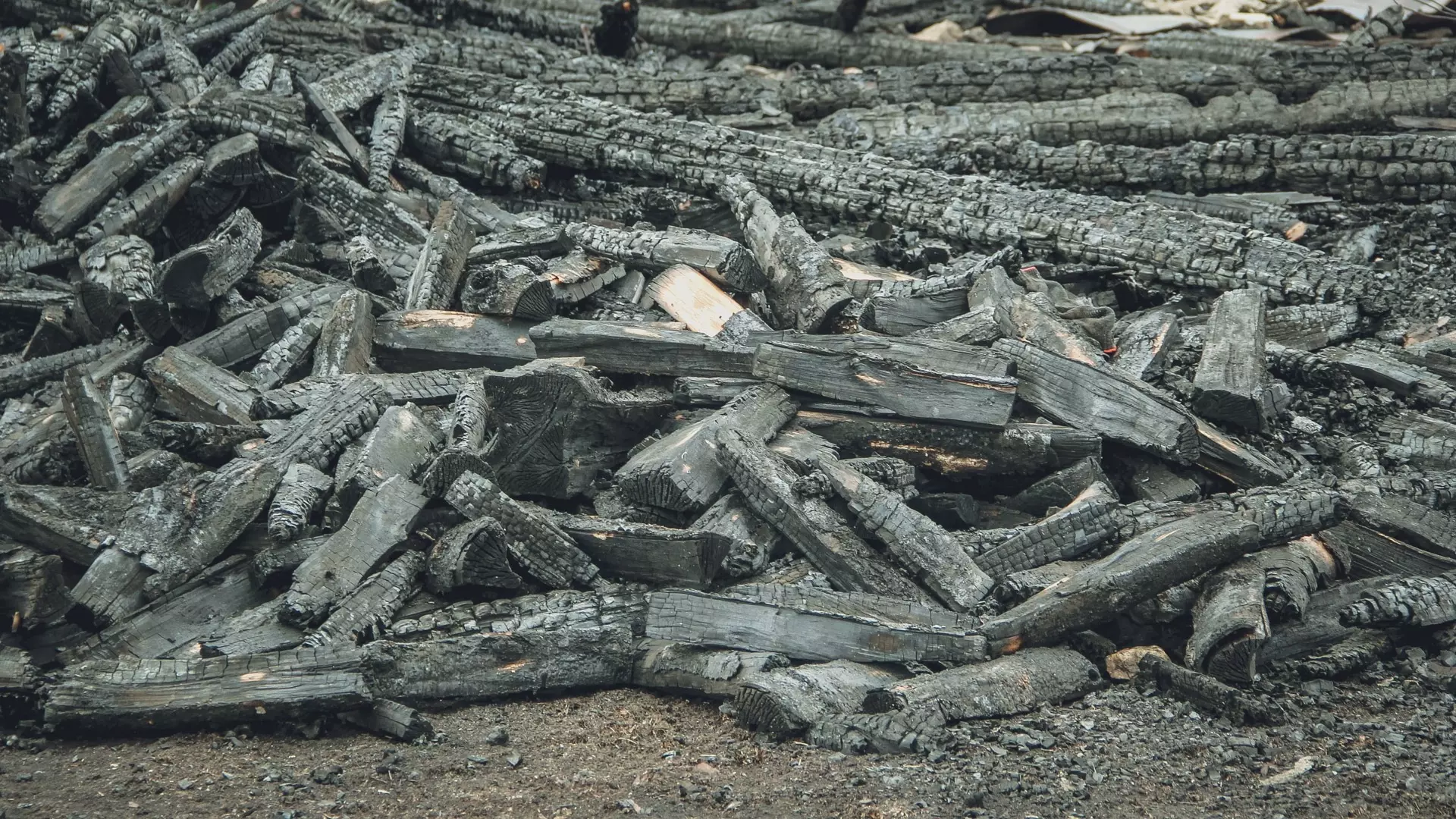 Неустановленные лица ночью сожгли сараи на Воинской базе в Камбарке