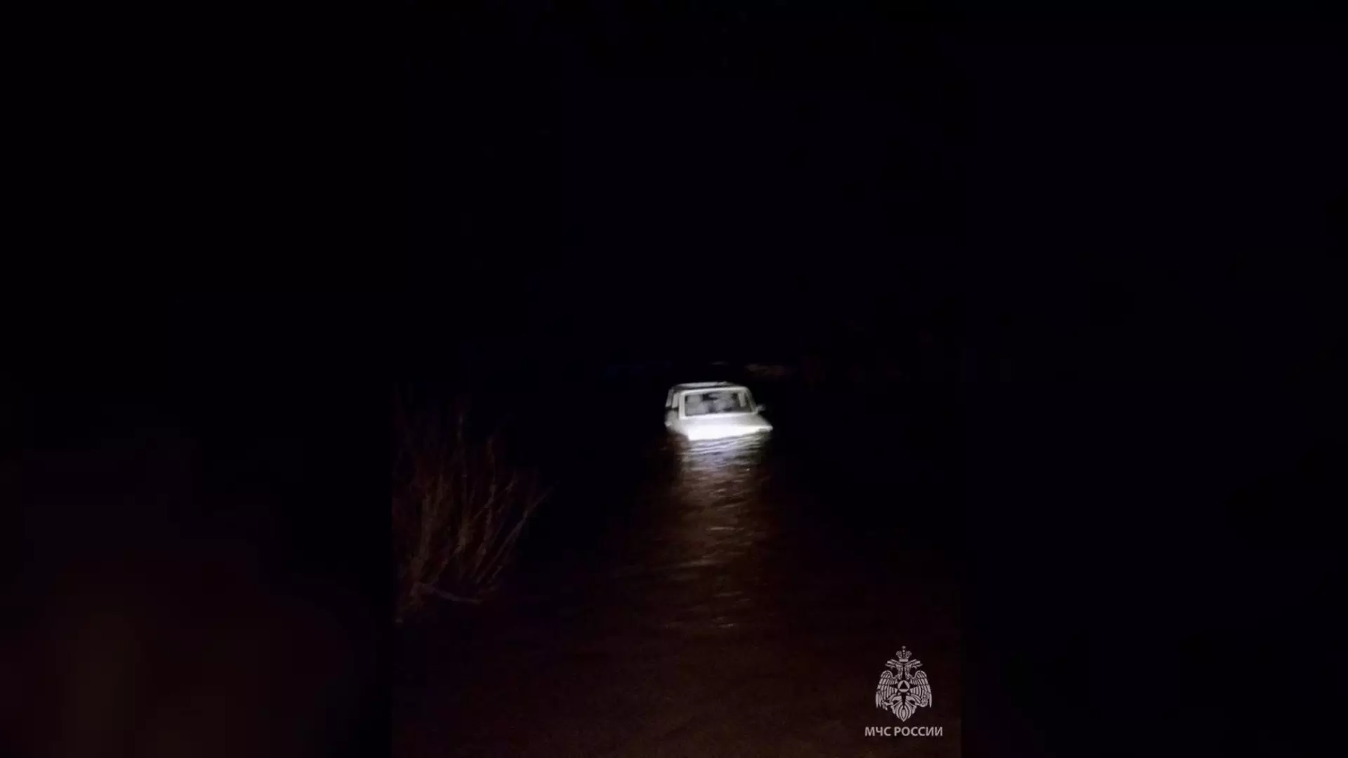 Шесть человек спасли из утонувшего автомобиля в Удмуртии