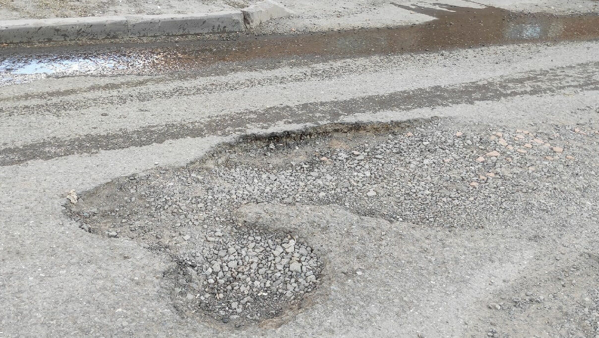 «Пробил колеса в яме»: жители Ижевска возмущаются разбитыми дорогами