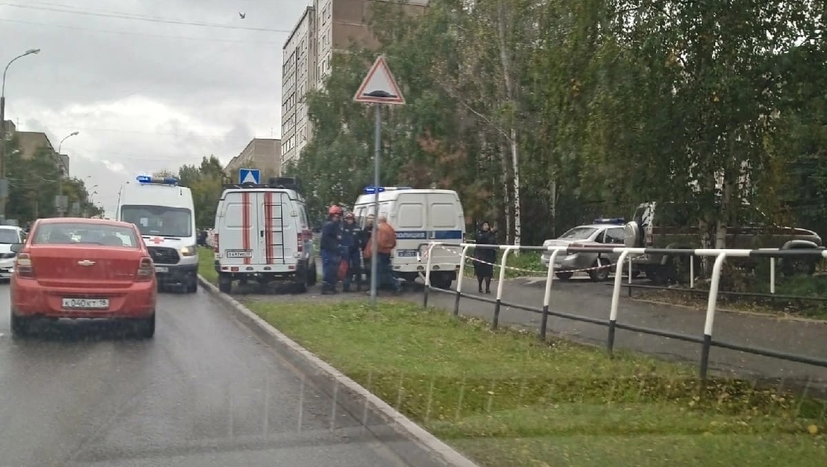 Очевидцы: выносят раненных детей из школы №88 на Пушкинской в Ижевске