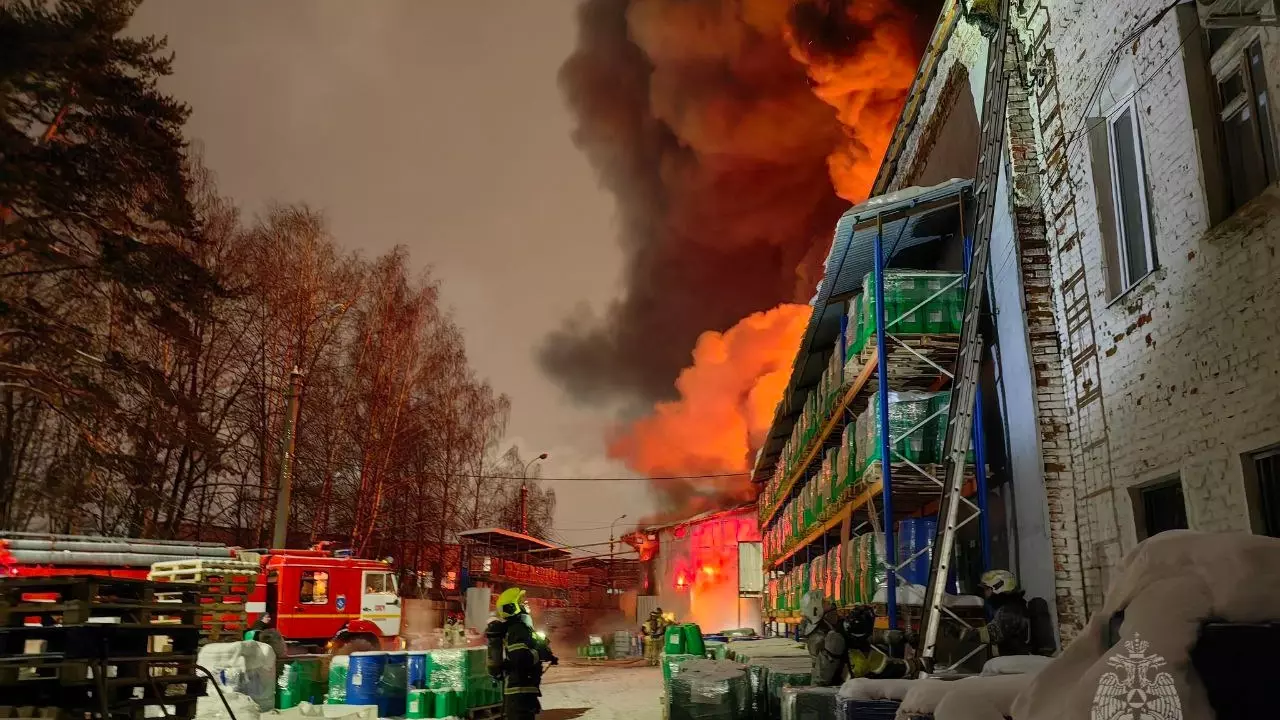 Пожар на площади 3,5 тысячи квадратных метров вспыхнул в Ижевске