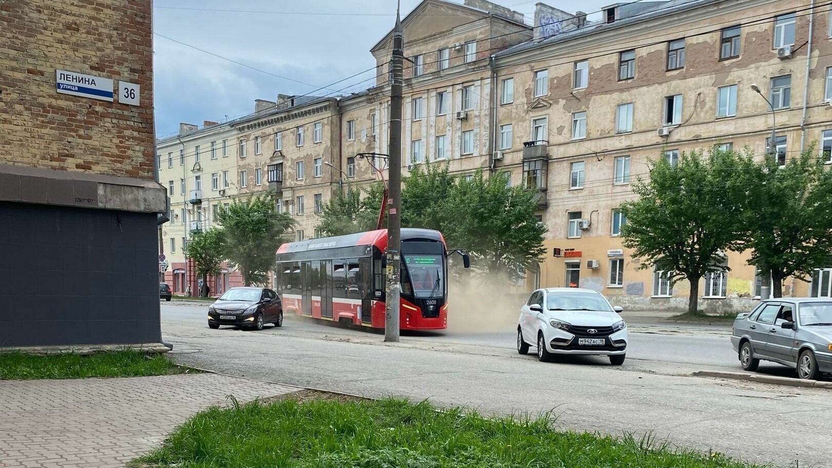 Очевидцы: трамвай сошел с рельсов на улице Ленина в Ижевске