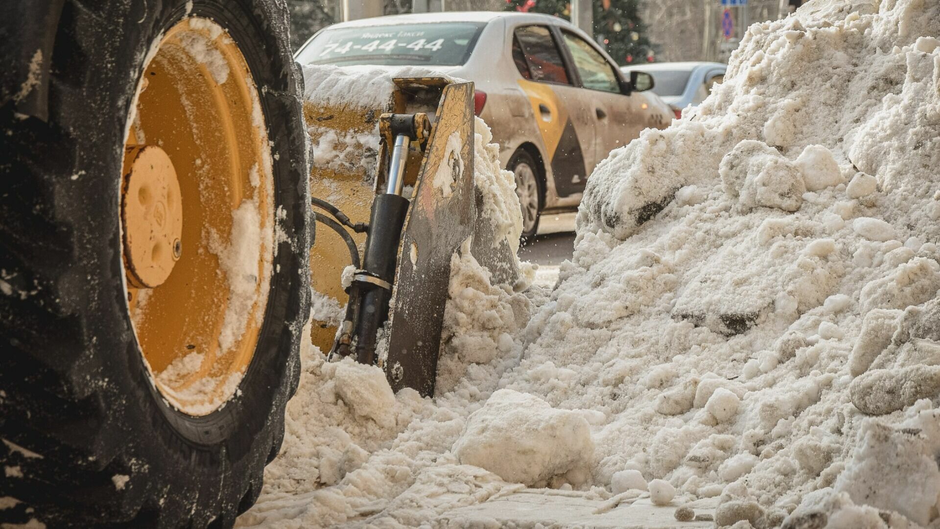 Администрация Ижевска: убирать снег во дворах обязаны управляйки и ТСЖ
