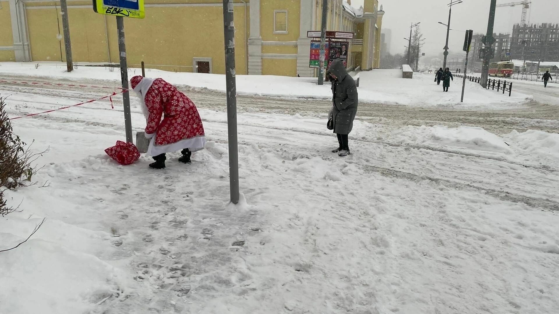 Дед Мороз вышел на очистку улиц Ижевска от снега