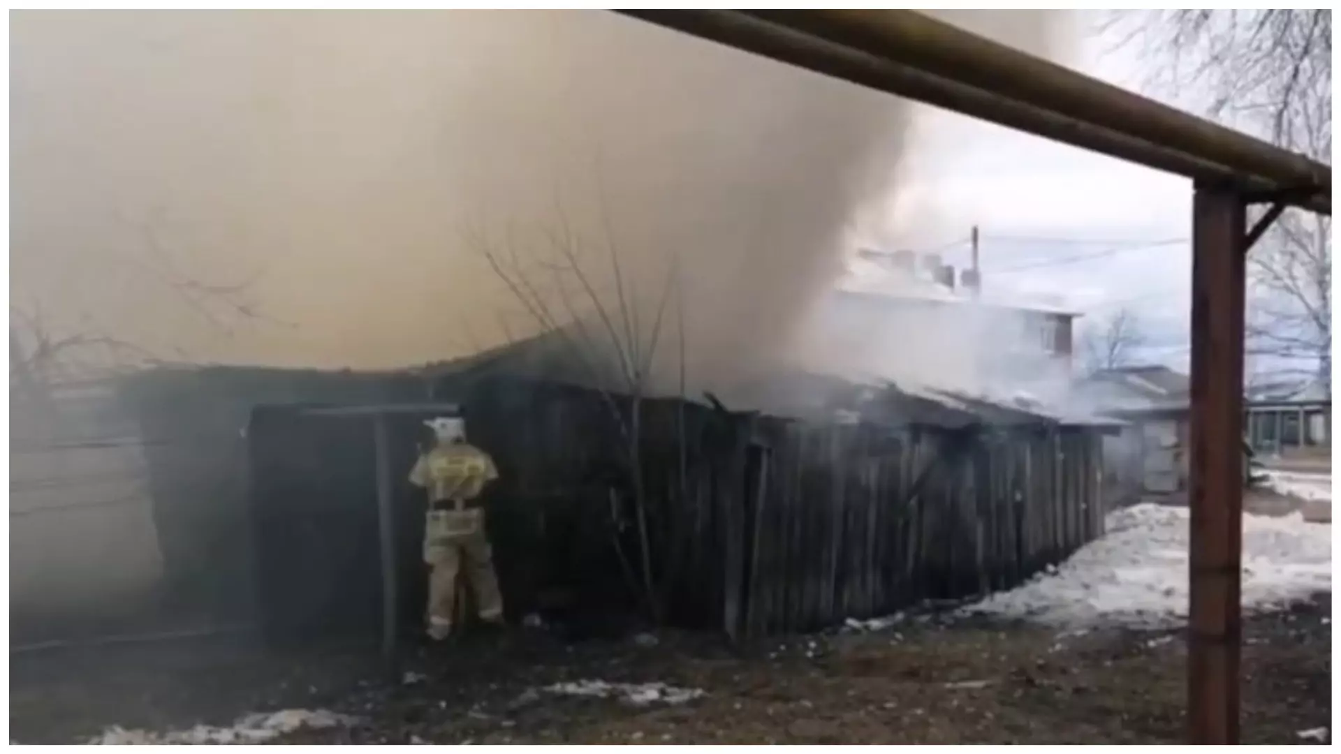Из-за шалости школьников в Балезино сгорели восемь кладовок