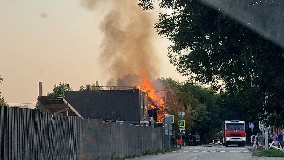 Деревянный четырехквартирный дом сгорел на улице Красной в Ижевске