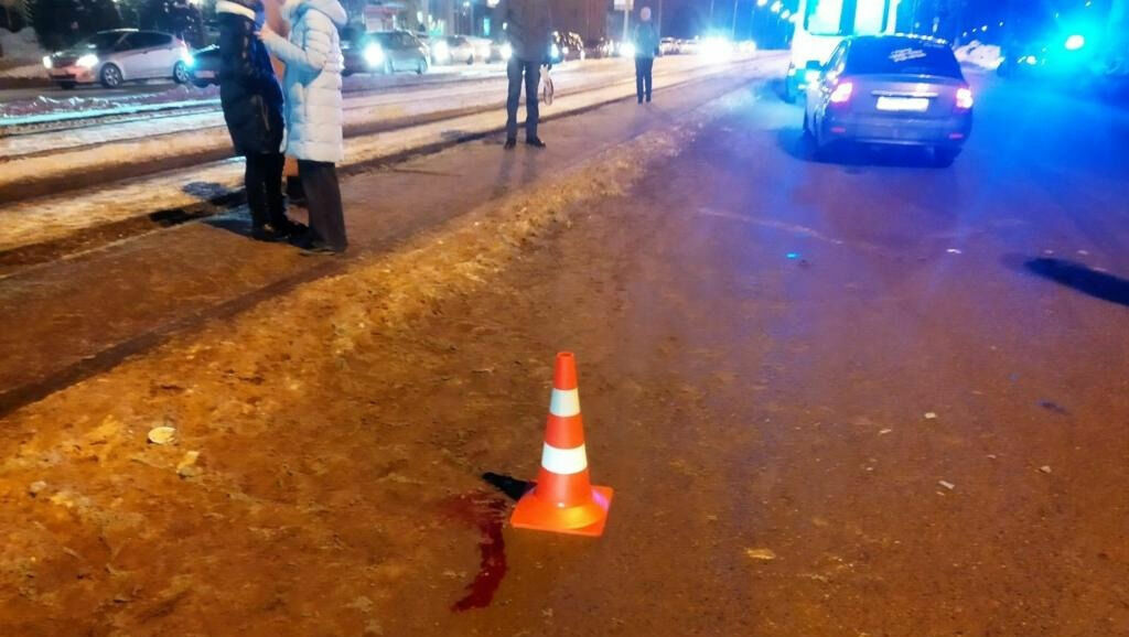 Переходившую дорогу в неположенном месте женщину сбили в Ижевске