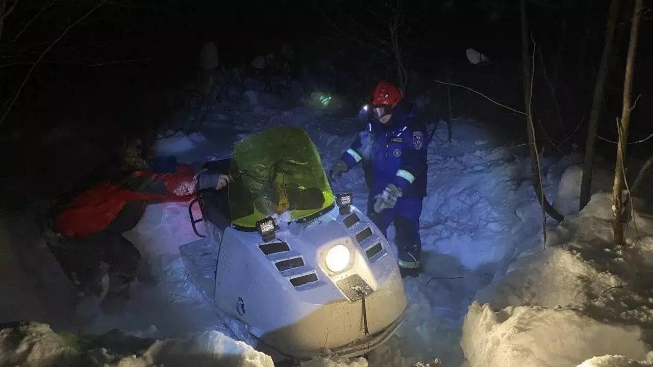 Спасатели в Удмуртии освободили местного жителя из снежного плена