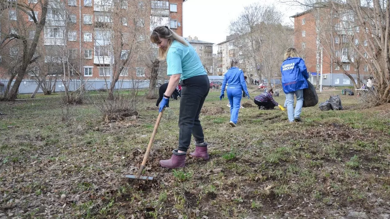 Сотрудники мэрии Ижевска убирали мусор, но не добились трудовых рекордов