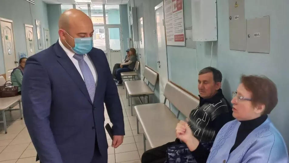 Пациенты ГКБ №2 в Ижевске пожаловались министру на недоступность записи к врачам