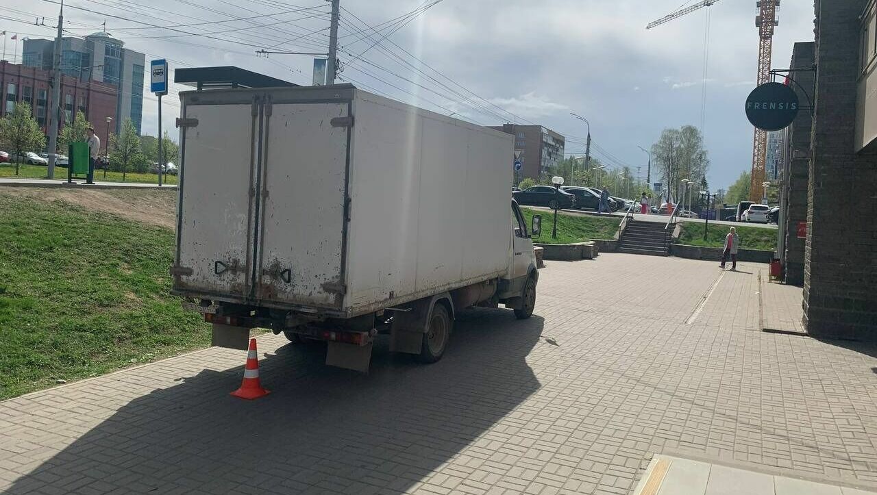 Женщина-пешеход получила травмы при наезде рефрижератора в Ижевске