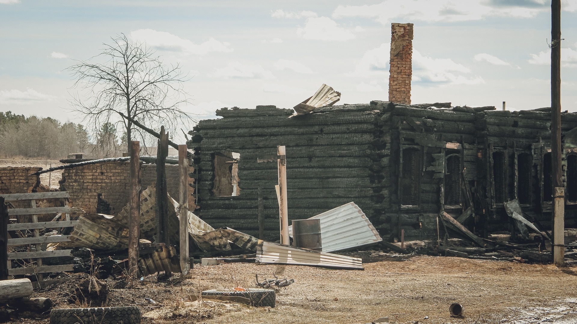 В Завьяловском районе огонь уничтожил дом и другие постройки