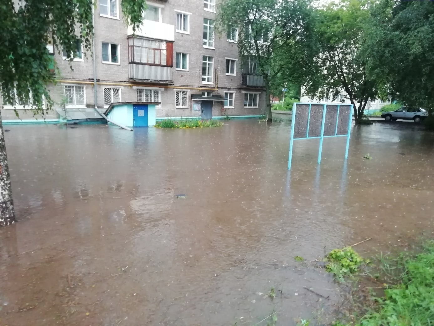 Купить в ижевске сегодня. Ливень в Ижевске. Потоп в Ижевске. Ижевск затопило вчера. Потоп в Ижевске сегодня.