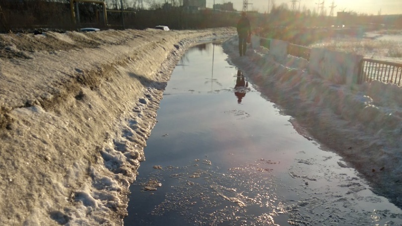 Неубранный снег подтапливает набережную Ижевского пруда