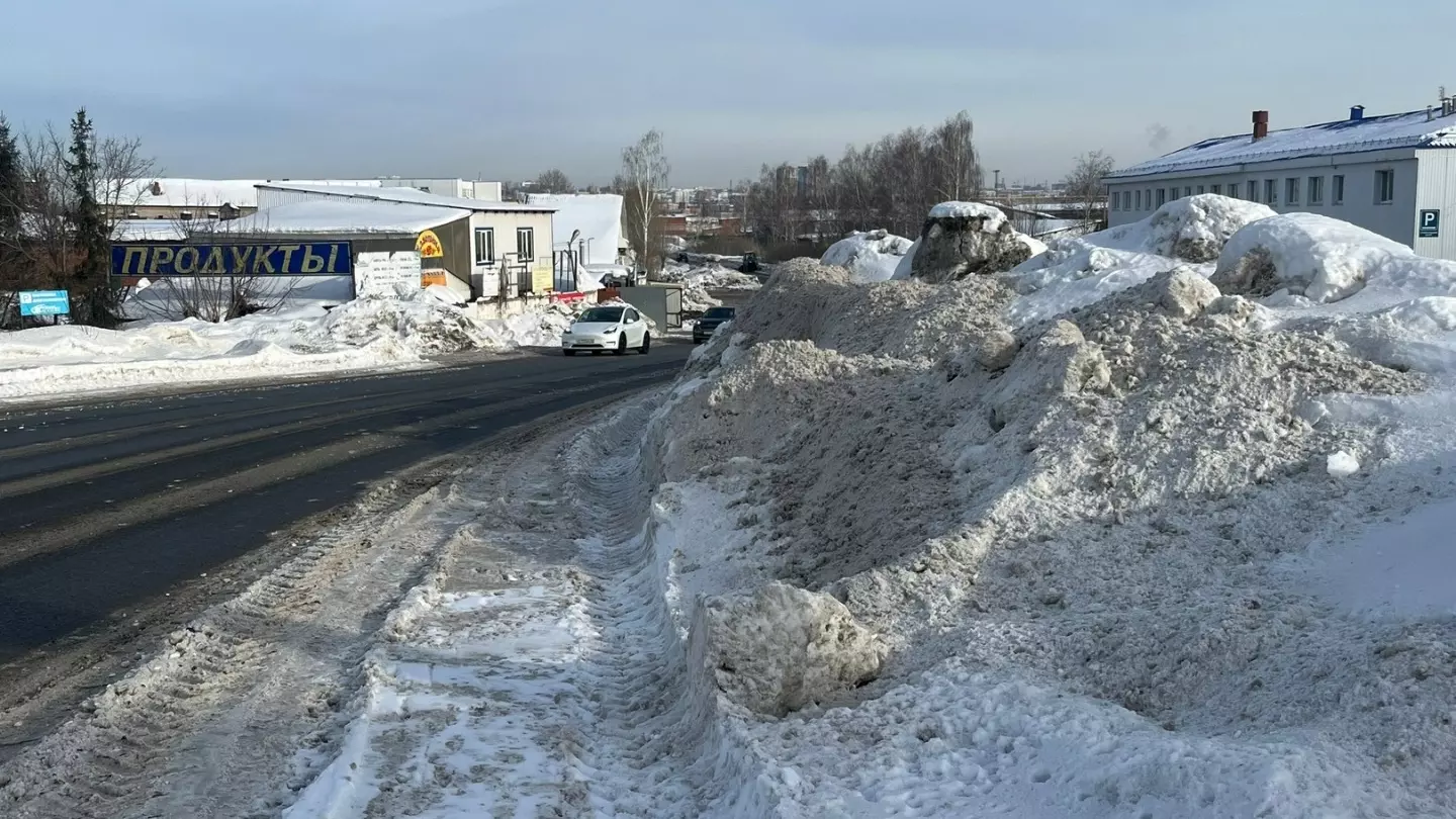 Выезжаем, перекрестившись: жители Ижевска рискуют попасть в ДТП из-за снежных гор