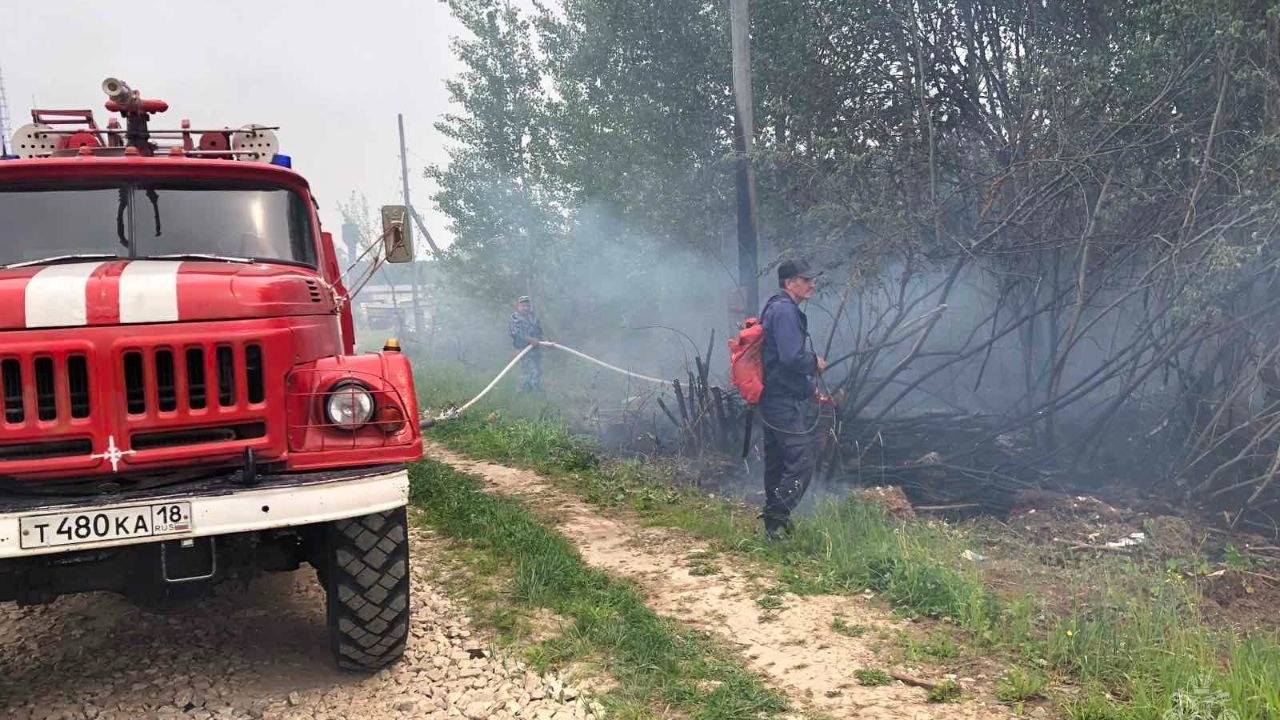 В Удмуртии загоревшийся трактор стал причиной пожара