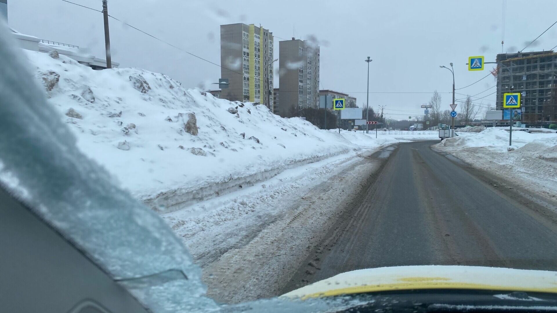 Жители Ижевска продолжают жаловаться на снежную кашу и гололед в городе