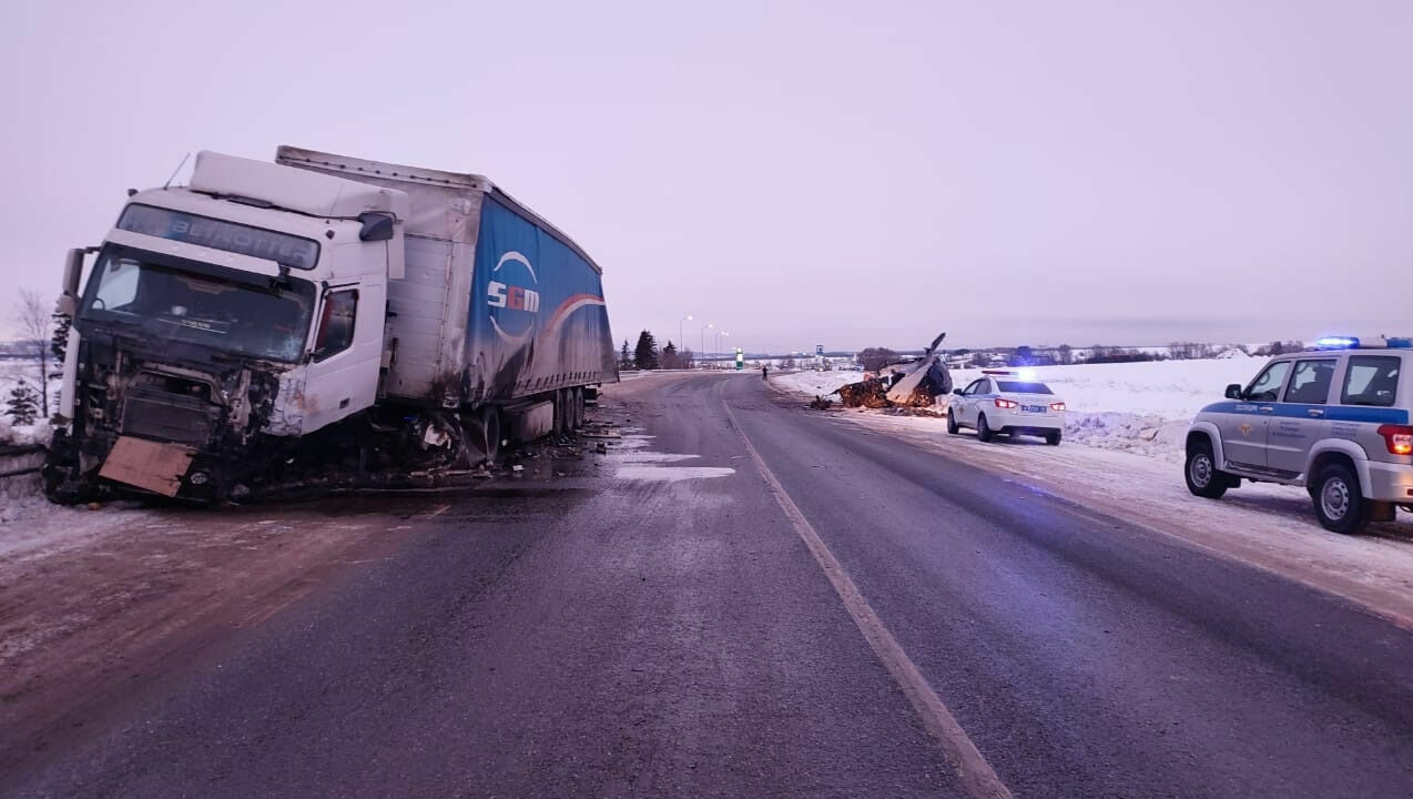 Водитель иномарки погиб при столкновении с грузовиком на трассе в Удмуртии