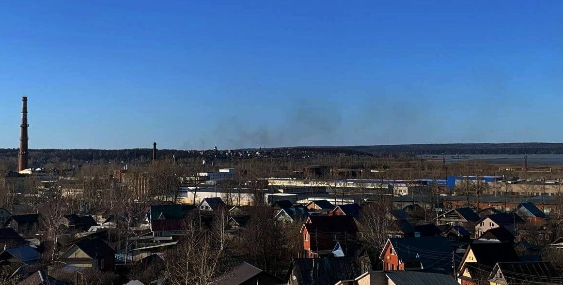 Дым от пожара виден из окон домов на Заречном шоссе
