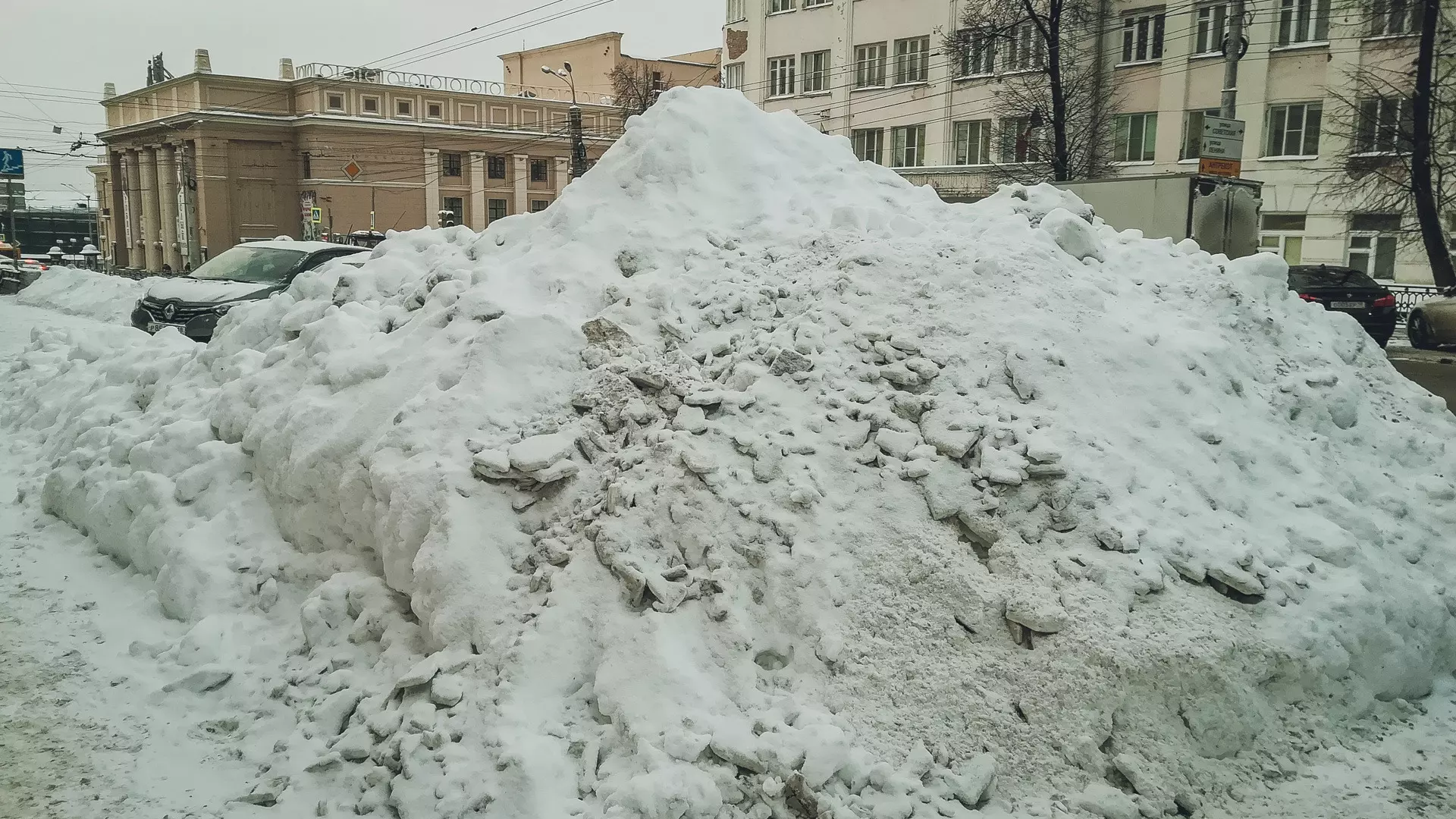 Власти Ижевска попросили 350 млн рублей на вывоз снега и посыпку дорог