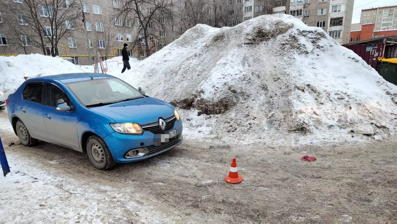 Ребенок попал под колеса машины, скатившись со снежного вала в Ижевске