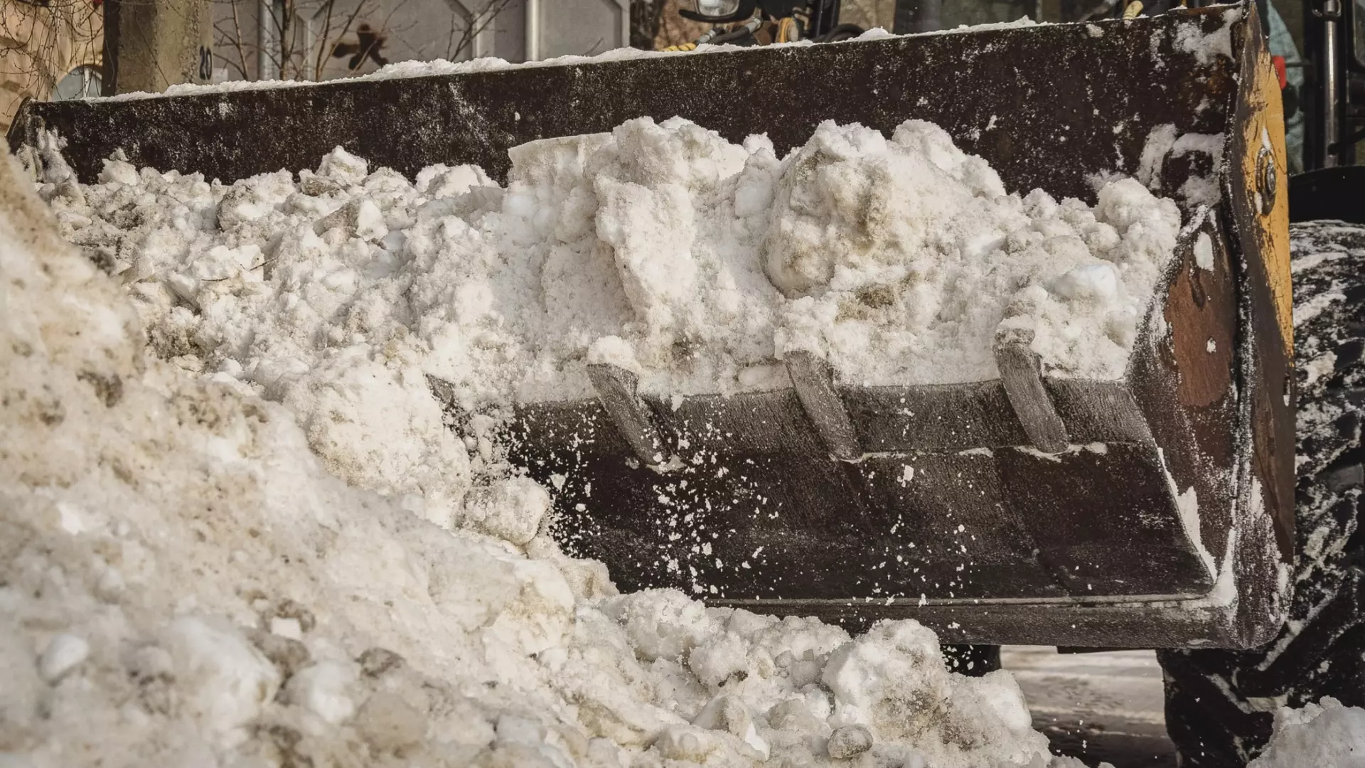 В Восточном поселке Ижевска началась расчистка дорог от снега