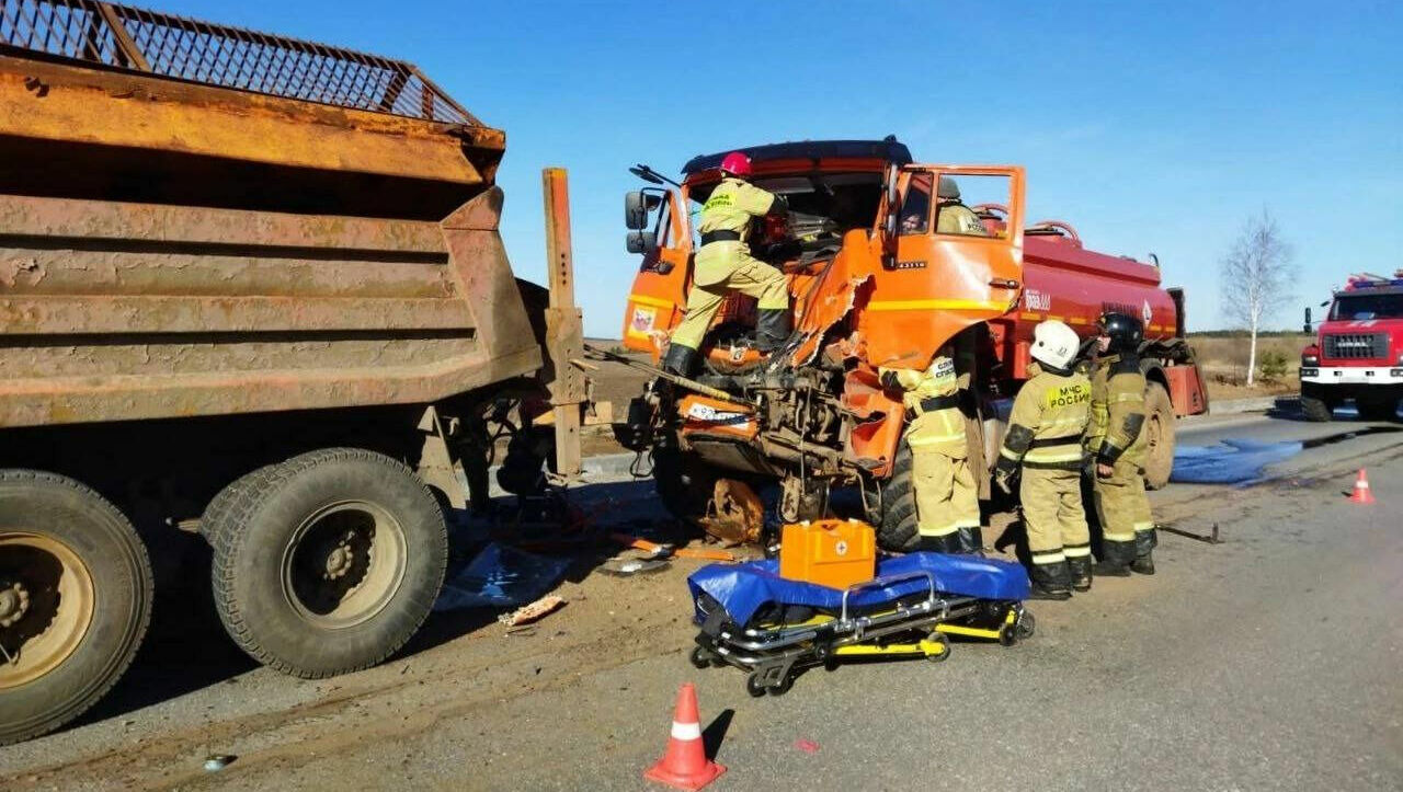 Два грузовика «КамАЗ» столкнулись в Удмуртии