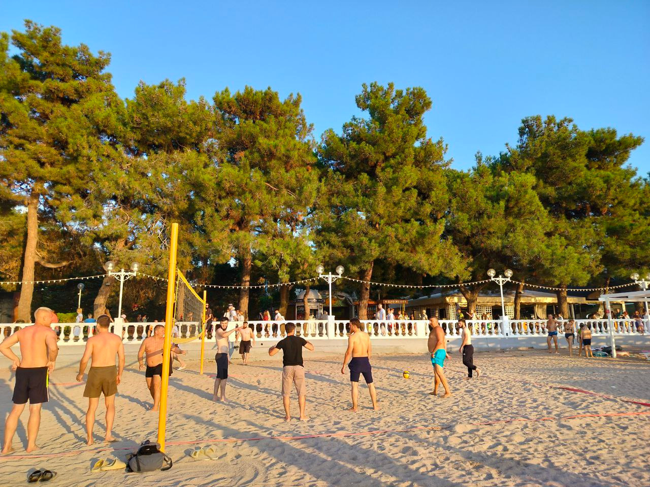 Волейбольная площадка на пляже в Геленджике.