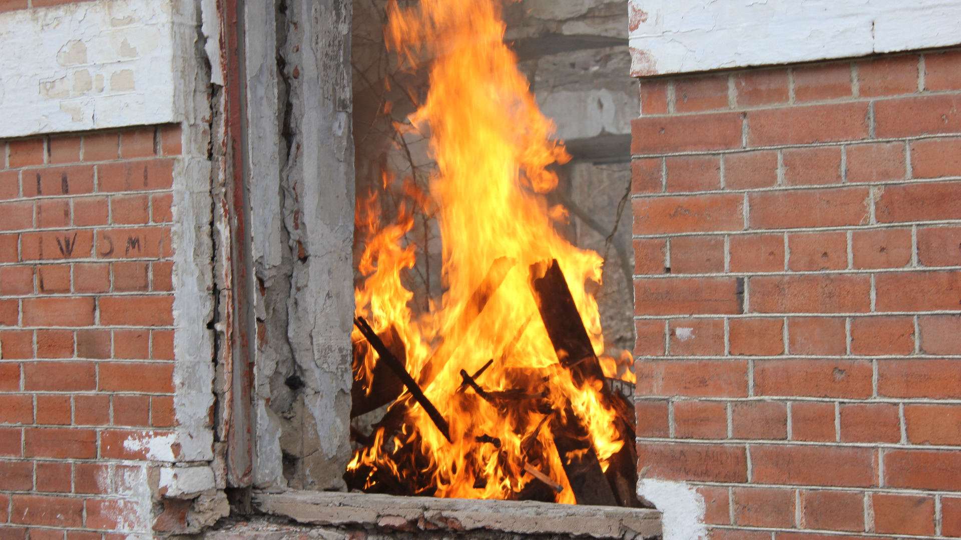 Спасли через окно: В Ижевске при пожаре едва не погибла хозяйка дома