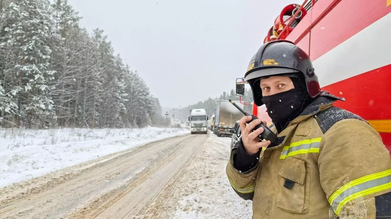 Водители трех грузовиков обратились в службу спасения из-за морозов в Удмуртии
