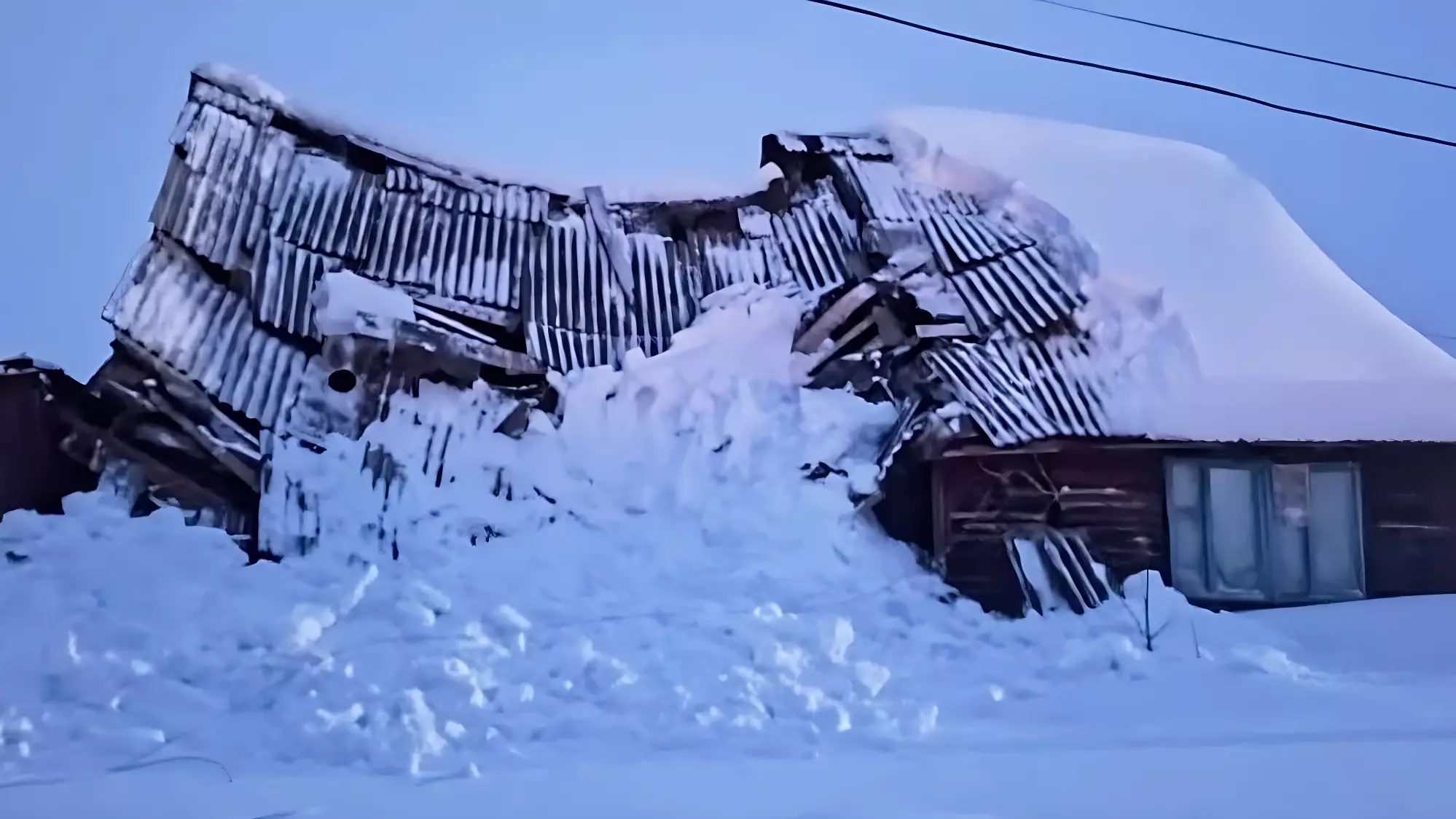 Крыша дома обрушилась под тяжестью снега в Якшур-Бодьинском районе Удмуртии
