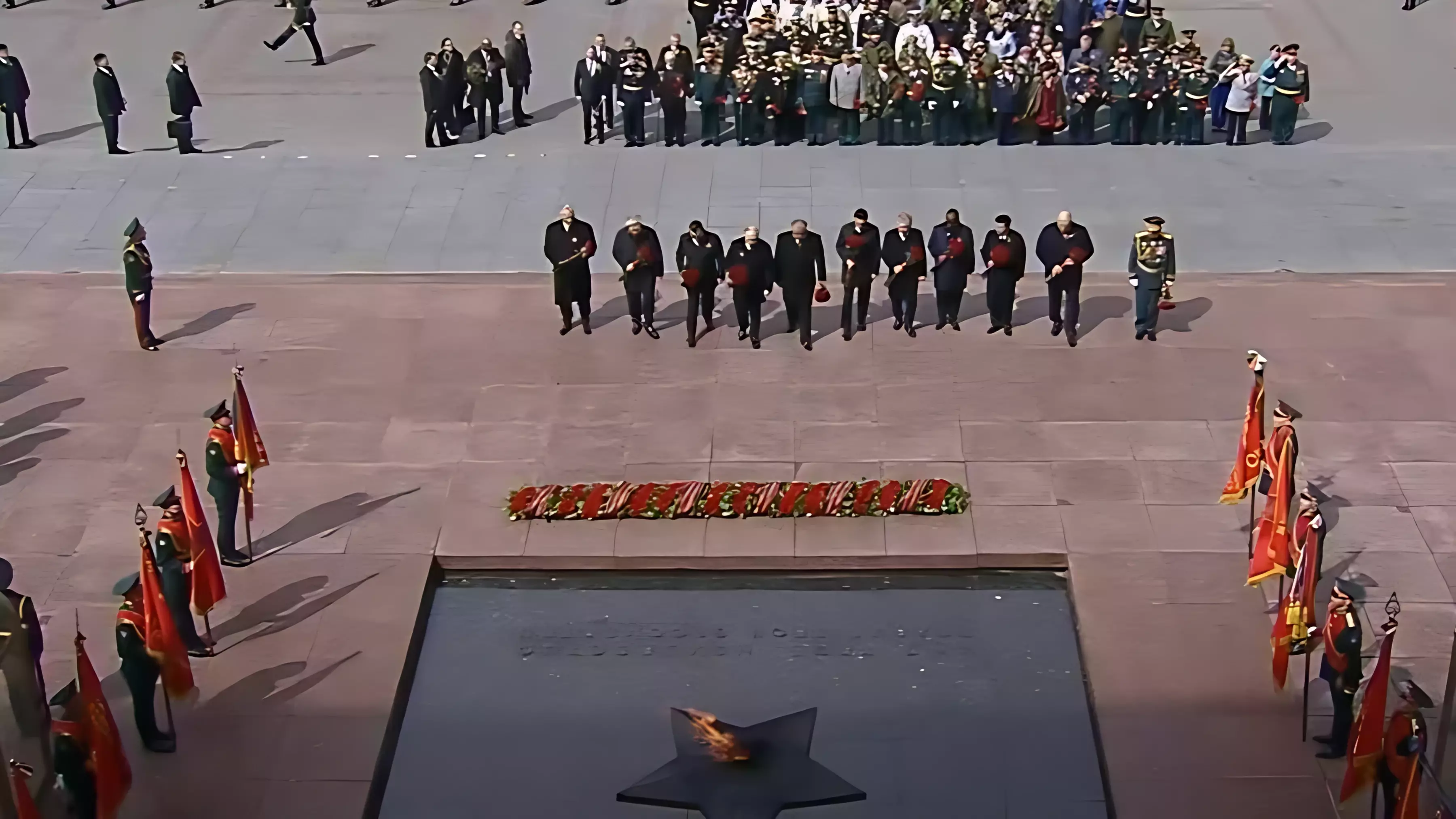 В День Победы Владимир Путин возложил цветы к Могиле Неизвестного Солдата