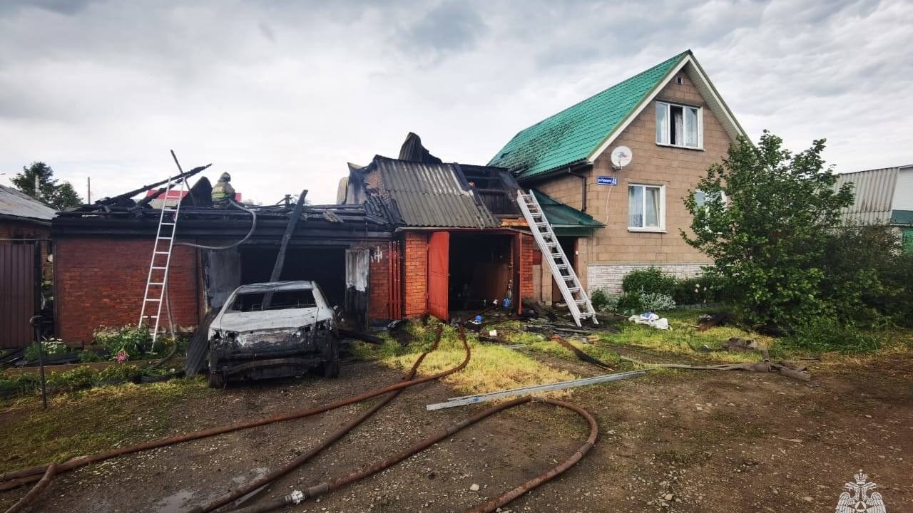 Крупный пожар в Сарапуле: уничтожены постройки сразу двух домохозяйств