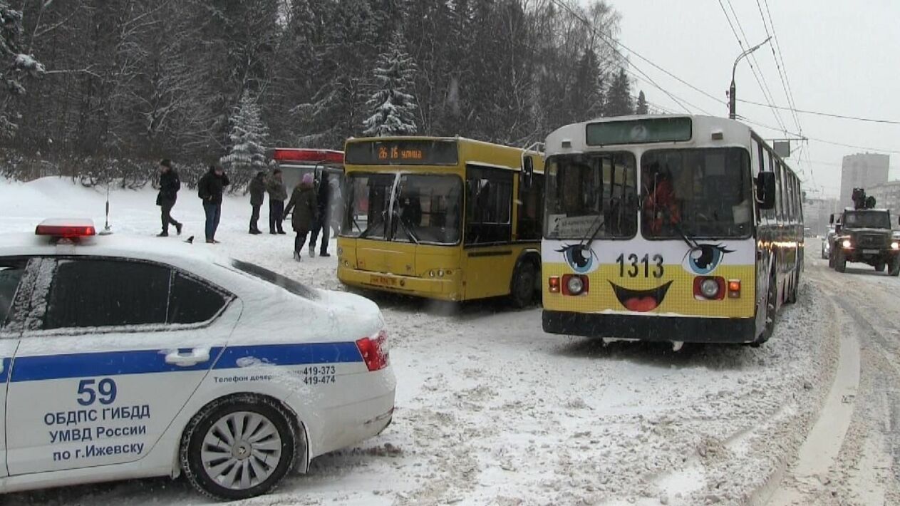 Ребенок и пенсионерка пострадали при столкновении автобуса и троллейбуса в Ижевске