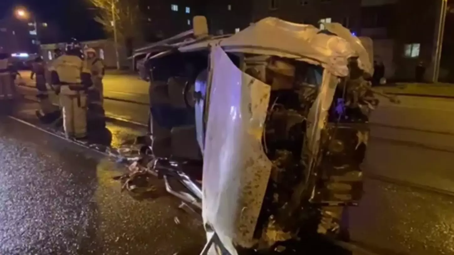 Молодой водитель ВАЗа врезался в столб и погиб в Ижевске
