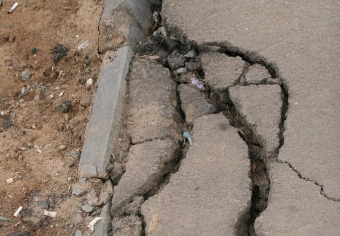 «Асфальт на год»: отремонтированные тротуары в Ижевске раскрошились через год